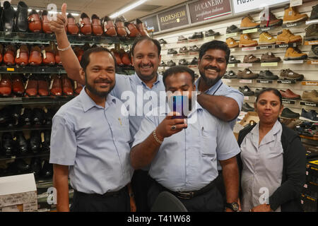 Freundliche Inder - der geborene statt in der schuhabteilung von Mustafa Center, ein großes 24-Einkaufszentrum in Little India, Singapur Stockfoto