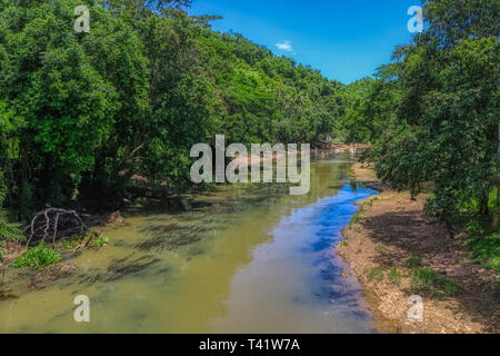 Dieses einzigartige Foto zeigt einen kleinen natürlichen Fluss, der durch Thailands unberührter Natur geht Stockfoto