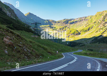 Transfagarasan Straße bei Sonnenaufgang. beliebtes Reiseziel von Rumänien. schönen Sommer Landschaft in den Bergen. Straße bergauf durch die Schlucht mit Wicklung Stockfoto