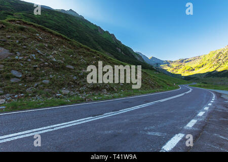 Transfagarasan Straße bei Sonnenaufgang. beliebtes Reiseziel von Rumänien. schönen Sommer Landschaft in den Bergen. Straße bergauf durch die Schlucht mit Wicklung Stockfoto