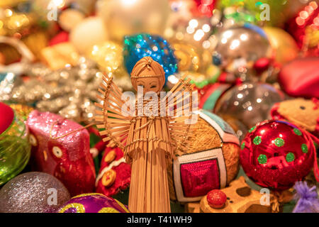 Vielen bunten Weihnachtsverzierungen Stockfoto