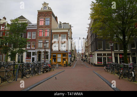 AMSTERDAM, NIEDERLANDE, 30. SEPTEMBER 2017: bewölkt September Morgen auf den Straßen der Altstadt Stockfoto