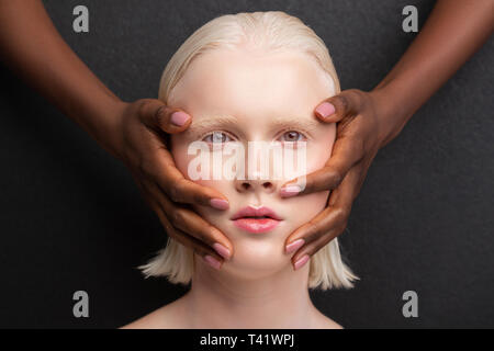 Grau-gemustert Frau, die dunkelhäutige Hände auf das Gesicht Stockfoto