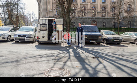 Belgrad, Serbien, 30. März 2019: Street Scene in Kosovska Straße mit Frau und Mann verkauf Schule Bücher von einem geparkten Van in der Innenstadt Stockfoto