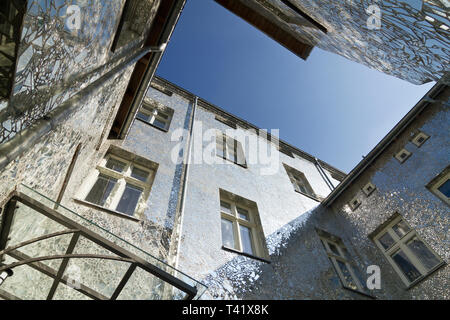 Roza's Passage - ein Hof des Lodz Mietshaus in einer künstlerischen Installation von Joanna Rajkowska während der lodzer Stadt der vier Kulturen gedreht Stockfoto