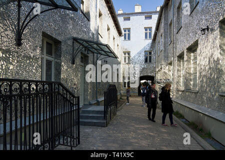 Roza's Passage - ein Hof des Lodz Mietshaus in einer künstlerischen Installation von Joanna Rajkowska während der lodzer Stadt der vier Kulturen gedreht Stockfoto