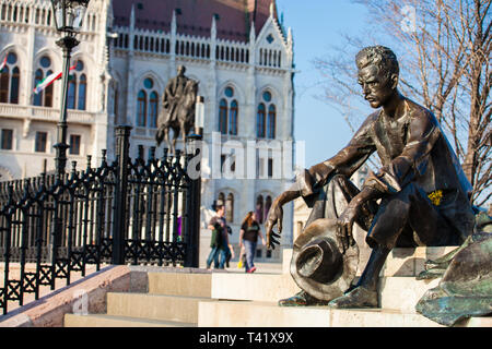 BUDAPEST, Ungarn - April, 2018: sitzende Statue des ungarischen Dichters Attila József in der Nähe des Parlaments in Budapest Stockfoto