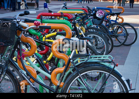 Fahrräder in einem Rack vor dem Einkaufszentrum Manufaktura geparkt. Lodz, Polen. Stockfoto