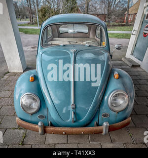 MORARP, Schweden - 23. März, 2019: Klassische volkswagon Beetle zu einem retro Tankstelle in Morarp, Schweden. Stockfoto