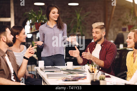 Arbeit Diskussion. Designer arbeiten an neuen Projekt Stockfoto