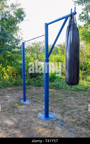 Hausgemachte Bar mit einem Boxsack im Freien im Garten Stockfoto