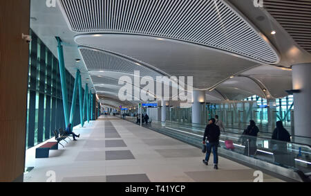 Innenansicht des Terminals im neuen Mega Airport in Istanbul, Türkei, wenige Tage nach dem Öffnen Stockfoto