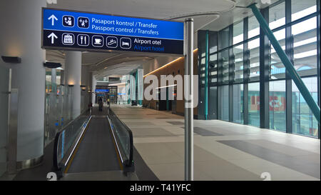 Innenansicht des Terminals im neuen Mega Airport in Istanbul, Türkei, wenige Tage nach dem Öffnen Stockfoto