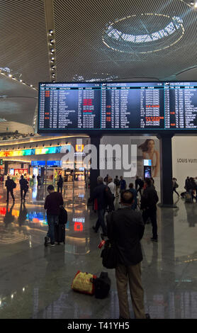 Innenansicht des Terminals im neuen Mega Airport in Istanbul, Türkei, wenige Tage nach dem Öffnen Stockfoto