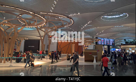 Innenansicht des Terminals im neuen Mega Airport in Istanbul, Türkei, wenige Tage nach dem Öffnen Stockfoto