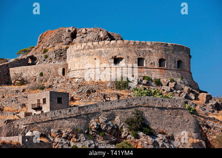 Bastion auf der Insel - Festung Spinalonga, ehemalige Kolonie für Leprakranke, Golf von Mirabello, Gemeinde Agios Nikolaos, Lassithi, Kreta, Griechenland. Stockfoto