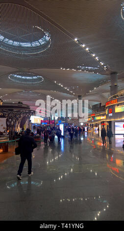 Innenansicht des Terminals im neuen Mega Airport in Istanbul, Türkei, wenige Tage nach dem Öffnen Stockfoto