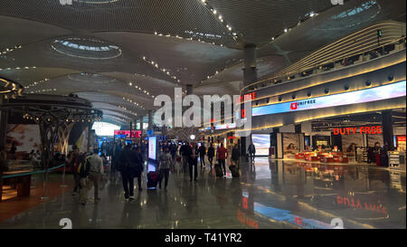 Innenansicht des Terminals im neuen Mega Airport in Istanbul, Türkei, wenige Tage nach dem Öffnen Stockfoto