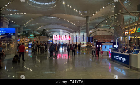 Innenansicht des Terminals im neuen Mega Airport in Istanbul, Türkei, wenige Tage nach dem Öffnen Stockfoto