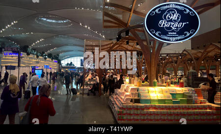 Innenansicht des Terminals im neuen Mega Airport in Istanbul, Türkei, wenige Tage nach dem Öffnen Stockfoto