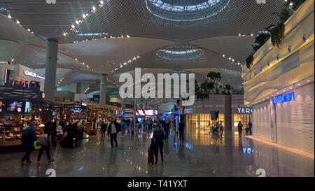 Innenansicht des Terminals im neuen Mega Airport in Istanbul, Türkei, wenige Tage nach dem Öffnen Stockfoto