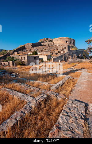 Bastion auf der Insel - Festung Spinalonga, ehemalige Kolonie für Leprakranke, Golf von Mirabello, Gemeinde Agios Nikolaos, Lassithi, Kreta, Griechenland. Stockfoto