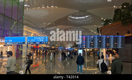 Innenansicht des Terminals im neuen Mega Airport in Istanbul, Türkei, wenige Tage nach dem Öffnen Stockfoto