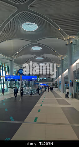 Innenansicht des Terminals im neuen Mega Airport in Istanbul, Türkei, wenige Tage nach dem Öffnen Stockfoto