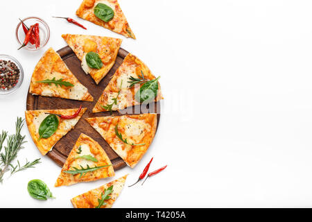 Schnittkäse Pizza serviert auf Holzbrett Stockfoto