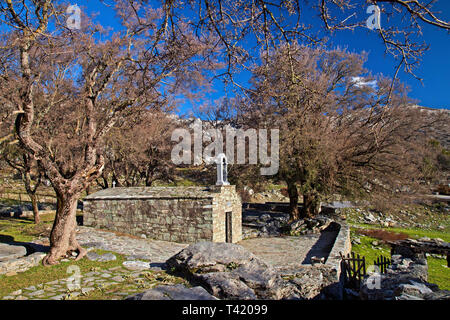 Die kleine Kirche von Agia Marina, neben der archäologischen Stätte Zominthos, Anogeia, Berg Psiloritis, Rethimnon, Kreta, Griechenland. Stockfoto