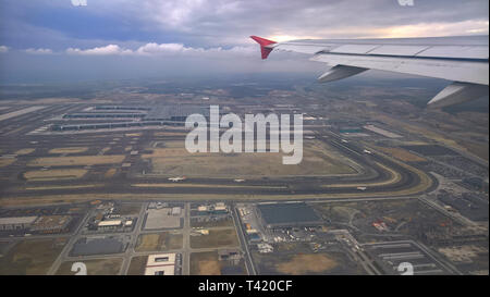 Luftaufnahme der Anschlüsse am neuen Mega Airport in Istanbul, Türkei, wenige Tage nach dem Öffnen - aus an Bord einer Turkish Airlines Flugzeug aus gesehen Stockfoto