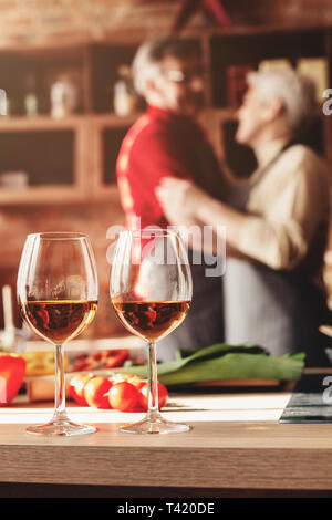 Senior Paar in Liebe das Tanzen auf ihren Jahrestag Stockfoto