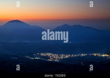 Panoramablick von anogeia Dorf, Berg Psiloritis, Rethimnon, Kreta, Griechenland. Stockfoto