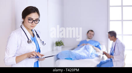 Arzt prüfen Herzschlag von Patienten in Bett mit Stethoskop. Stockfoto