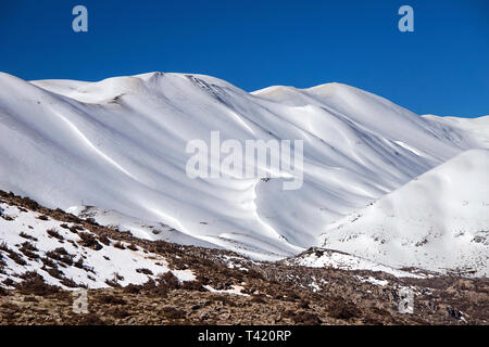 Die höchsten Gipfel des Psiloritis ab dem anogeia - Nida Hochebene Straße gesehen. Rethymno, Kreta, Griechenland. Stockfoto