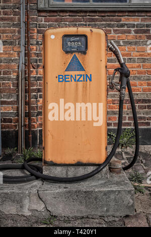 HELSINGOR, Dänemark - 24. MÄRZ 2019: Retro Benzin pumpe bei retro Tankstelle in Helsingor, Dänemark. Stockfoto