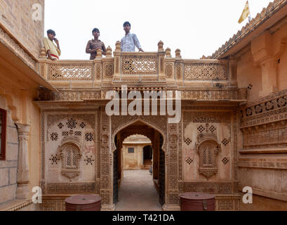 Die einheimischen Jungen in Mandir Palace, Darbar Hall und verzierten Fassade aus Sandstein, Jaisalmer, Rajasthan, Indien Stockfoto