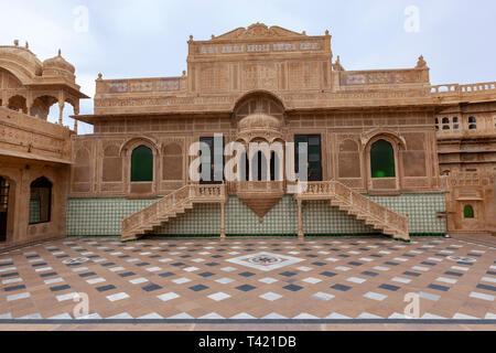 Mandir Palace Darbar Hall mit verzierten Fassade aus Sandstein, Jaisalmer, Rajasthan, Indien Stockfoto