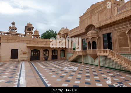 Mandir Palace Darbar Hall mit verzierten Fassade aus Sandstein, Jaisalmer, Rajasthan, Indien Stockfoto