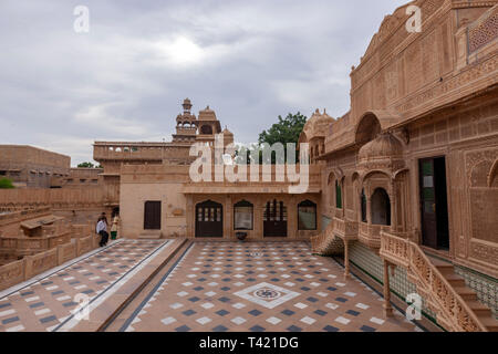 Mandir Palace Darbar Hall mit verzierten Fassade aus Sandstein, Jaisalmer, Rajasthan, Indien Stockfoto