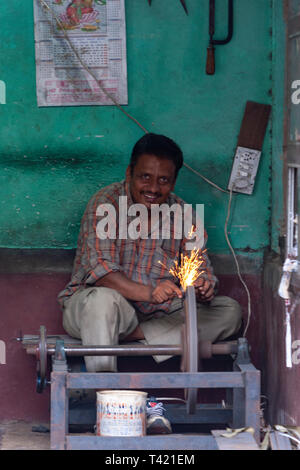 Mann in einem auf abrasive schneiden und Messer schärfen - schärfen Steine in einem Jaisalmer, Rajasthan, Indien Stockfoto