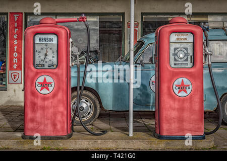 MORARP, Schweden - 23. MÄRZ 2019: Retro Autos an einem retro Tankstelle in Morarp, Schweden. Stockfoto