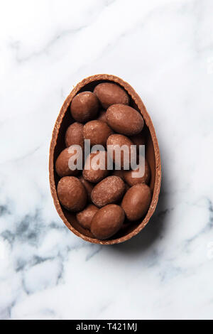 Osterei mit mini Eier auf einem Marmor Hintergrund Stockfoto