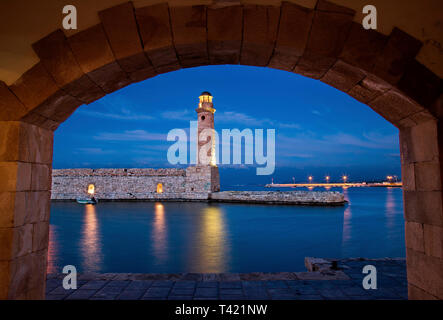 Die schönen Leuchtturm am alten Hafen von Rethimnon, Kreta, Griechenland. Stockfoto