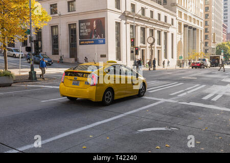 Gelbes taxi hielt an einer Ampel in der Innenstadt von Seattle, Washington, USA. Stockfoto
