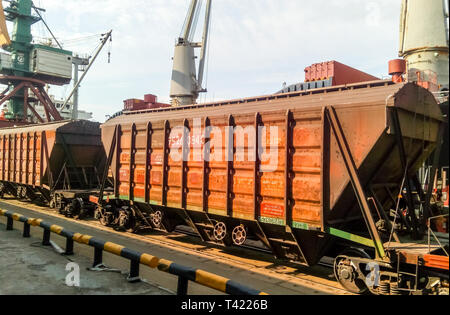 Noworossijsk, Russland - 20. August 2017: Güterbahn Autos in den Industriehafen. Wagen Trichter Stockfoto