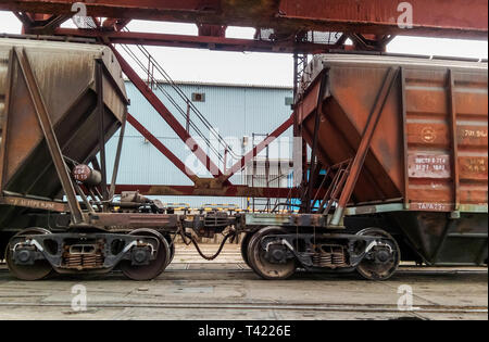 Noworossijsk, Russland - 20. August 2017: Güterbahn Autos in den Industriehafen. Wagen Trichter Stockfoto