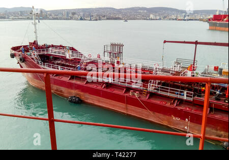 Noworossijsk, Russland - 20. August 2017: Service Schiff im Hafen Schiffe Stockfoto