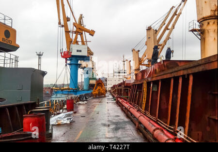 Noworossijsk, Russland - 20. August 2017: Blick auf das Meer und den Strand der Stadt vom Hafen Quay. Industrielle Hafen mit Kran- und Cargo Infrastruktur. Stockfoto