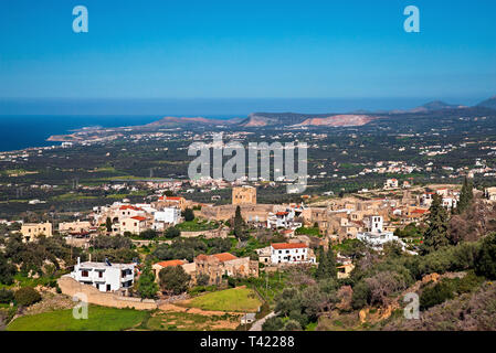 Panoramablick von Maroulas Village (Rethymno, Kreta, Griechenland), für die 2 alten venezianischen Türmen bekannt. Stockfoto